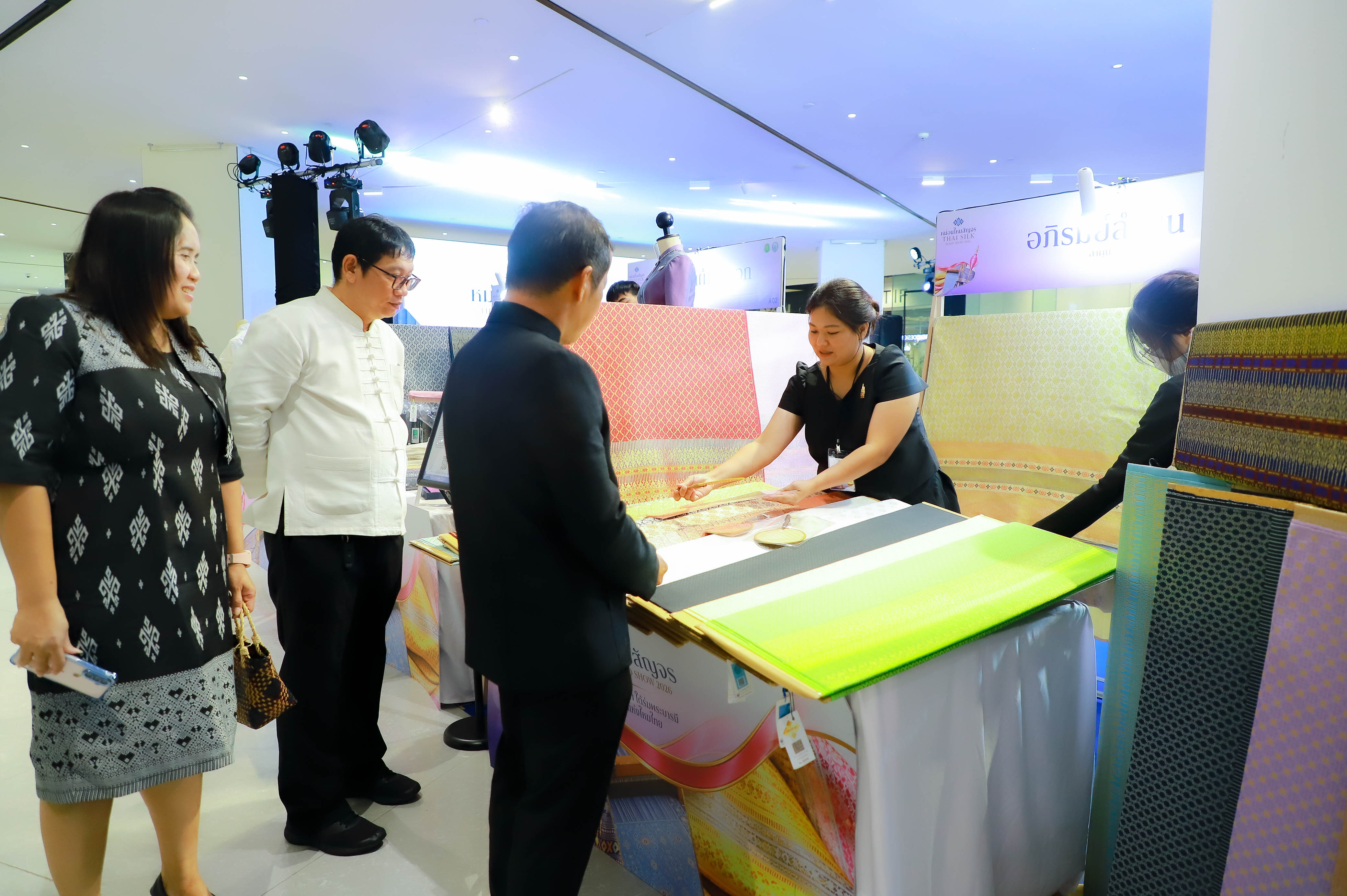 title - ผู้ตรวจราชการ ส.ป.ก. ร่วมพิธีเปิดงานหม่อนไหมสัญจร ณ กรุงเทพมหานครและจังหวัดนนทบุรี ครั้งที่ 3